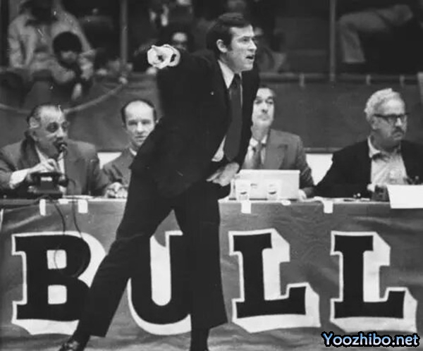 1970-71赛季,迪克-莫塔如何引领芝加哥<a href=/basketball/bulls/ target=_blank class=infotextkey>公牛</a>队逆袭,揽获最佳教练殊荣